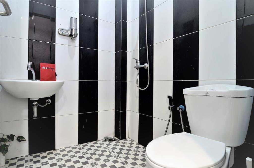 Reddoorz Near Poncol Station Hotell Semarang Exteriör bild