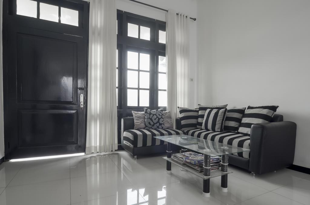 Reddoorz Near Poncol Station Hotell Semarang Exteriör bild