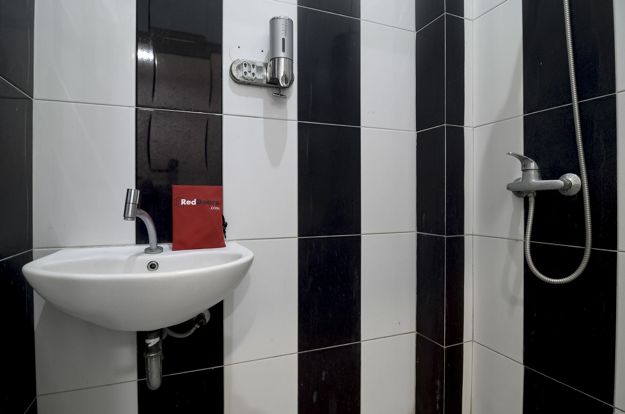 Reddoorz Near Poncol Station Hotell Semarang Exteriör bild